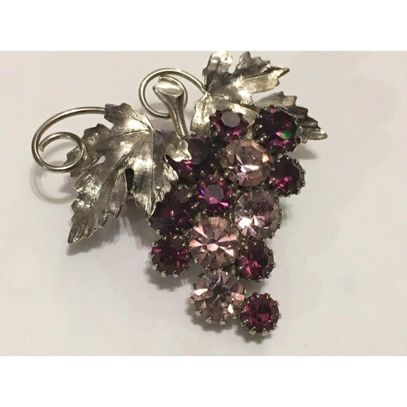 Grapes Brooch Pin Purple Amethyst Crystal Rhinestones Silver Two Tone Vintage - Picture 1 of 3